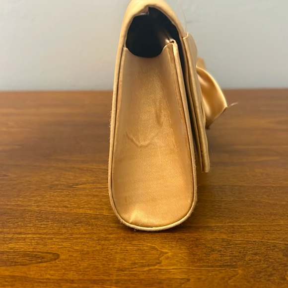 Gold clutch purse with bow - Picture 3 of 6